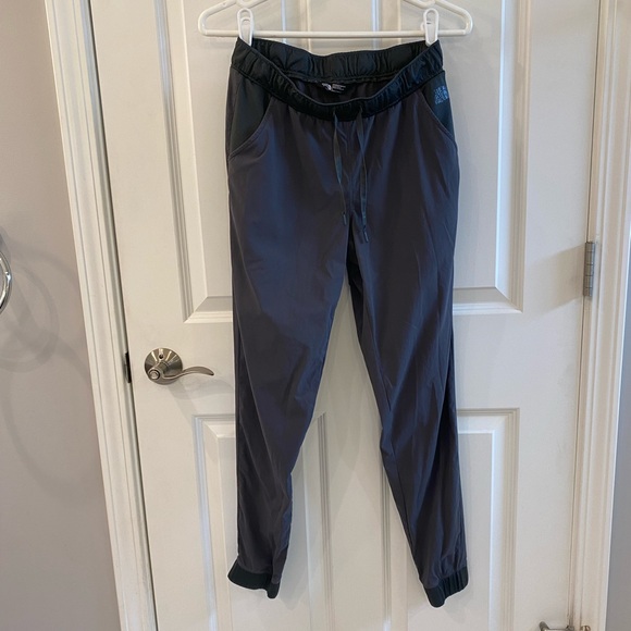 EUC Women’s The North Face Flashdry Base Layer/Shell Joggers - Picture 5 of 5